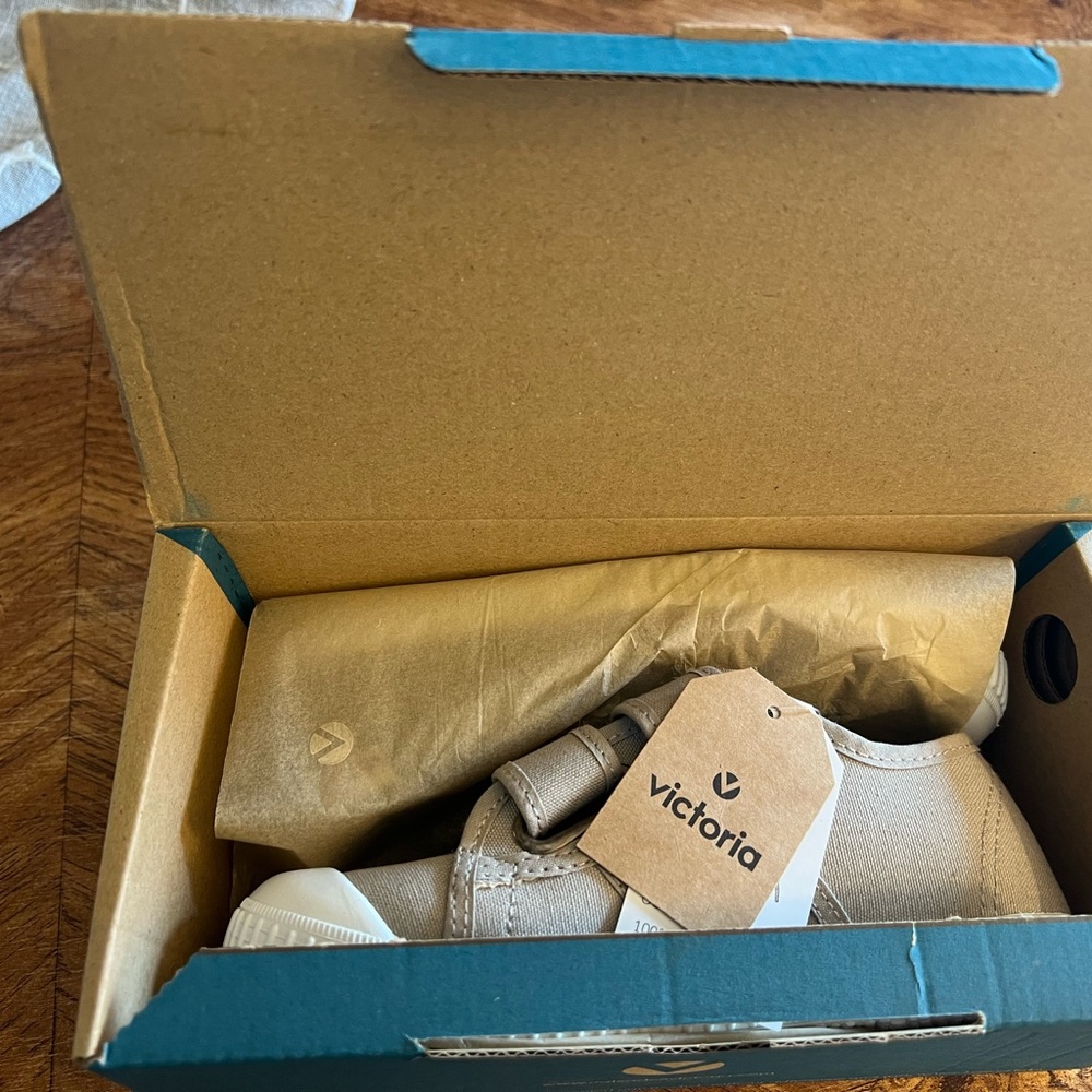 BRAND NEW Victoria Double Velcro, Beige Shoes 31 EU Size - Picture 3 of 5